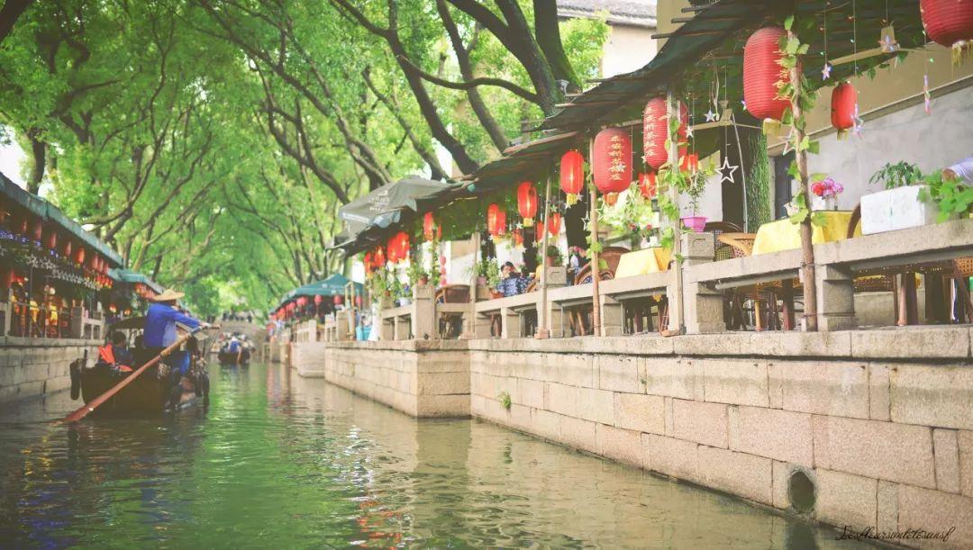 遵义市中级人民法院上门为高龄老同志送生日祝福